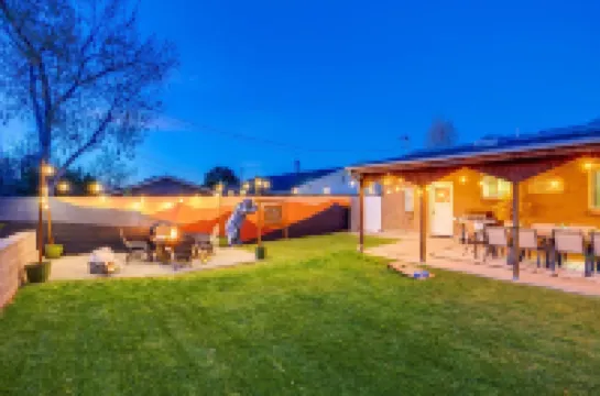 Cozy Colorado Retreat- Arvada w/ murals, game room, large backyard & hot tub!