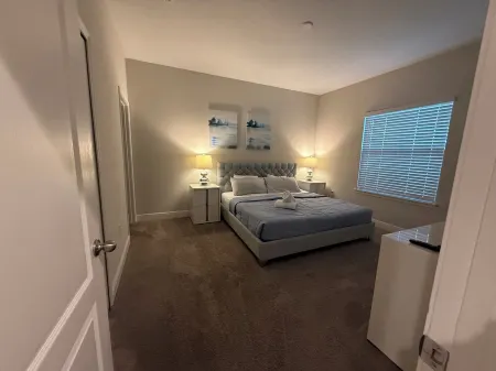 Amazing Lakeview 4 BR Vacation Home with Heated Pool! Near All Parks.