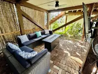 River Haven: Hot Tub, Outdoor Lounge, Walk to Beach