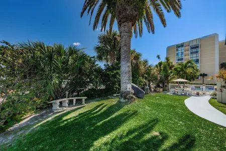 Charming and Spacious Studio in Delightful Clearwater Beach Отели рядом с достопримечательностью «Библиотека Клируотер Мейн»