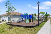 Gorgeous 2 Bed /2 Bath Condo Close to Beaches