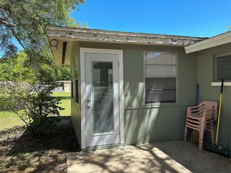 Charming 2-bedroom house with WiFi, AC in enchanting Homosassa Отели рядом с достопримечательностью «Get Up and Go Kayaking - The Chaz»