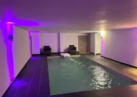 Logement de Luxe Avec Piscine Intérieure Privée Hôtels à proximité de : Paroisse St Claude Tassin