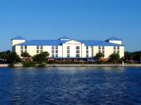 Holiday Inn Express & Suites TAMPA AIRPORT by IHG โรงแรมใกล้หาดเบน เท็ดเดวิส