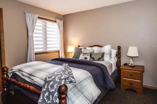 Cozy 2 Bed, 2 Bath Condo on Golf Course with Hot tub, Sauna, & Pool! Unit #3