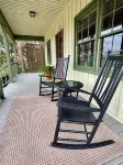Charming 1-bedroom house in Metcalfe with modern amenities and a vintage vibe