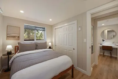 Fully renovated sunlight basement ADU in Seward Park Hotell i Seward Park