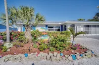 50’ of Dock for your boats. Hot tub, Boatlift, walk 2 restaurants Xtra parking.
