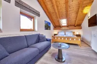 Individual 40 sqm attic apartment with open roof truss and balcony access Hotels in der Nähe von Stuibensee