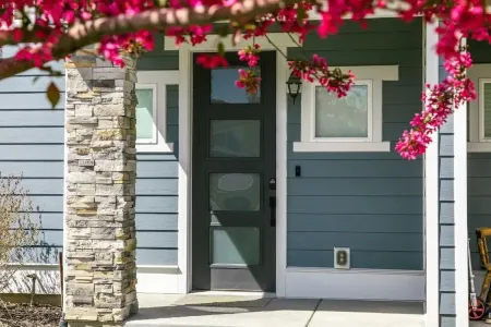 Entire Townhome “Legends Retreat” Clean + Modern