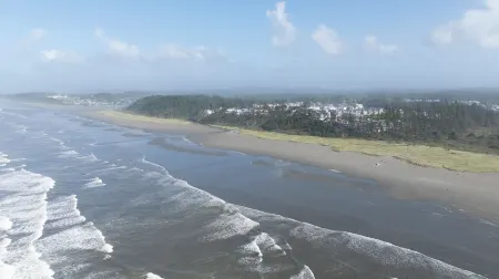 Seabrook Cabin- Private Hot Tub, Indoor & Outdoor Fires, 10 Min. Walk to Town