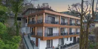 Westend by PerfectStayz at Mall Road - غرفة مطلة على الجبل