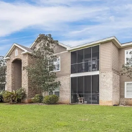 Upgraded condo close to Beach