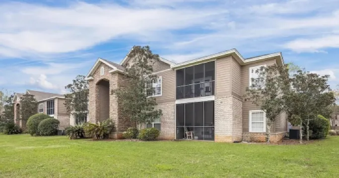 Upgraded condo close to Beach