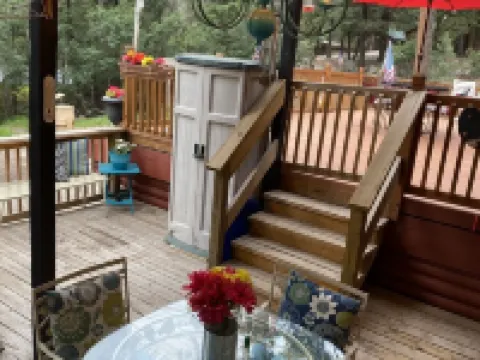 Mountain Cabin walking distance to Park and Brewery. Level off street parking. 클라우드크로프트 호텔