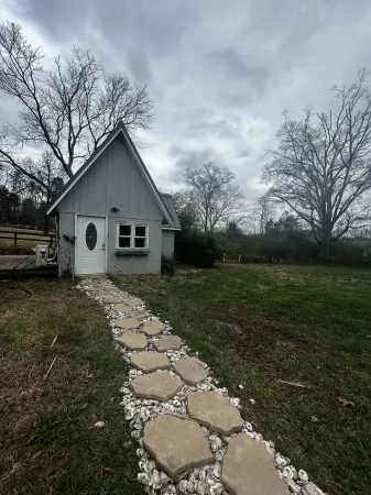 Loveshack, a charming tiny house on a 5 acre farm Отели рядом с достопримечательностью «Монтичелло»