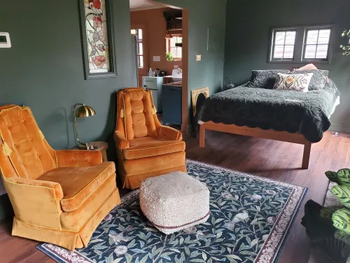 Private Romantic Bungalow for Artists & Writers, 7 Mins to Downtown Richmond,