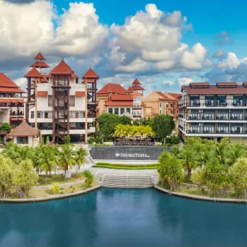 DoubleTree by Hilton Putrajaya Lakeside Hotels near KLIA Transit Putrajaya & Cyberjaya Station