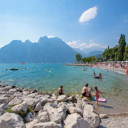 Villa Il Paradiso di Gabri: Lake-View Villa with Garden - Happy Rentals
