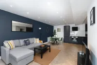 Bright Spacious Condo Free Parking 5Min to Beach
