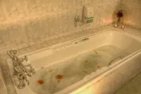 The Musketeers Lodge - Hot Tub