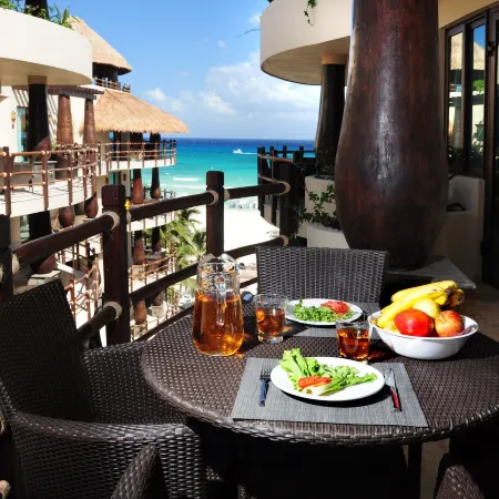 El Taj Oceanfront and Beachside Condo Hotel