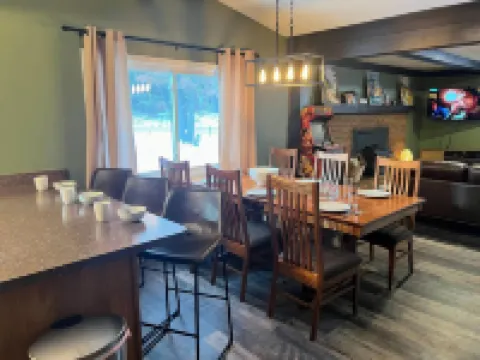 Easy access to ORV trails, trailer parking, fenced-in yard for Fido!