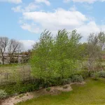 Huswell - Spacious Top-Floor Apartment with Private Parking