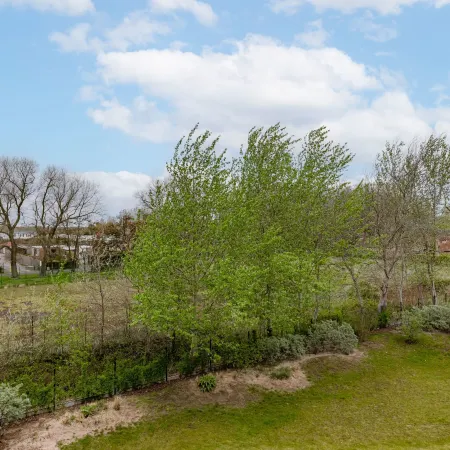 Huswell - Spacious Top-Floor Apartment with Private Parking