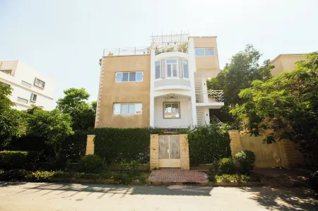 Arabian Nights - Modern Duplex Villa Отели рядом с достопримечательностью «Миср Юниверсити фор Сайенс & Текнолоджи»