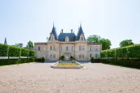 Château de Lussac Hôtels à : Saint-Seurin-sur-l'Isle
