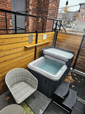 48 King West Отели рядом с достопримечательностью «King's Lock Craft Distillery»