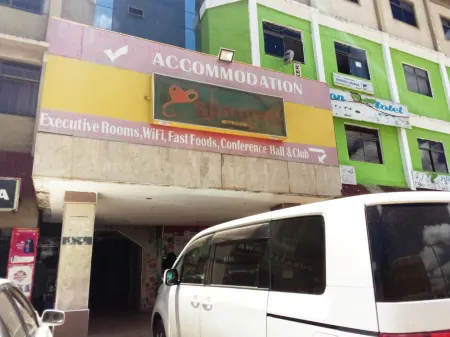 Spanish Lodge Hotel Отели в г. Найяеруру