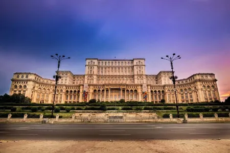InterContinental Hotels ATHÉNÉE Palace Bucharest Отели рядом с достопримечательностью «Румынский Атенеум»