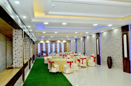 Hotel Sgt Plaza Отели рядом с достопримечательностью «Сарнат»