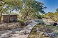 Cozy Modern Cabin wt Pool, Hot Tub, Fire pit and Goats, Alpacas, Chickens & Emus