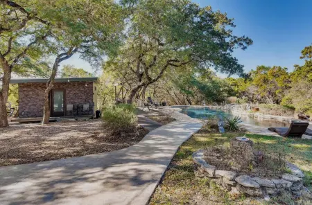 Cozy Modern Cabin wt Pool, Hot Tub, Fire pit and Goats, Alpacas, Chickens & Emus