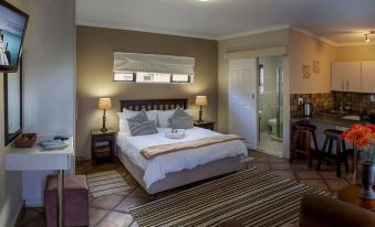 Room in B&B - Guest Room with Double Bed and Kitchen, in Port Elizabeth Ideal Business Travel