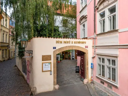 3 Epoques Apartments by Adrez Отели рядом с достопримечательностью «Don Giovanni Puppet Theater»