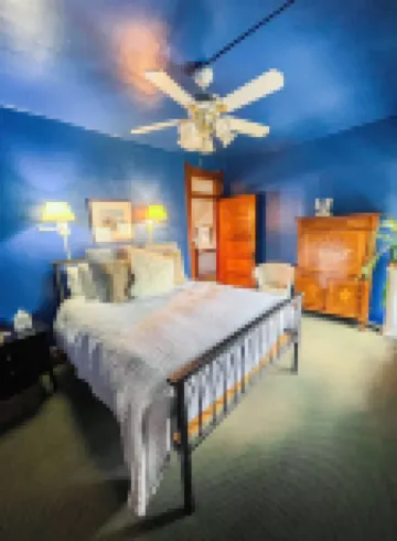 บีแอนด์บีออฟฟ์บรอดเวย์