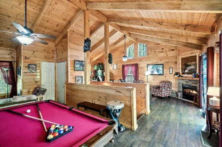A Top Notch Lodge~Gatlinburg Отели рядом с достопримечательностью «Little Mountain Church Village»