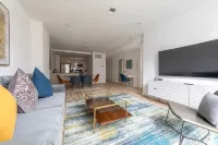 Lavish 3Br Retreat w Private Rooftop Deck Near NYC فنادق في هوبوكين