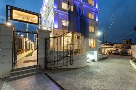 Shangrila Blu Hotel Отели рядом с достопримечательностью «Golden Temple»