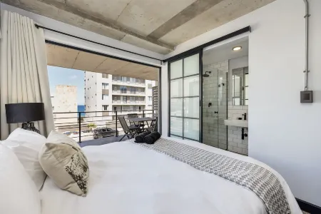 Manhattan on Coral Apartments Отели рядом с достопримечательностью «Bloubergstrand Beach»