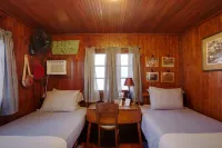 Mackinaw Timbers Cabins - parking