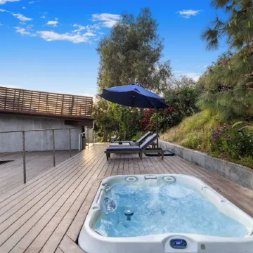 Summitridge - An Elegant Estate With Unobstructed City and Ocean Views Отели рядом с достопримечательностью «Golden Triangle»