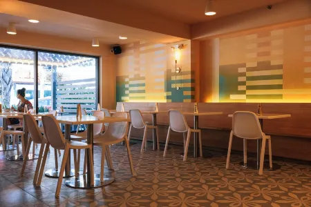 HiBird- Apartment and Suites Hotel Отели рядом с достопримечательностью «Городские ворота Ла Пуэрта де Сан-Хуан»