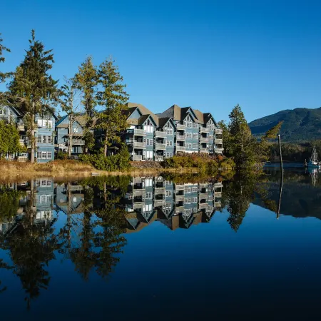 Waters Edge Shoreside Suites