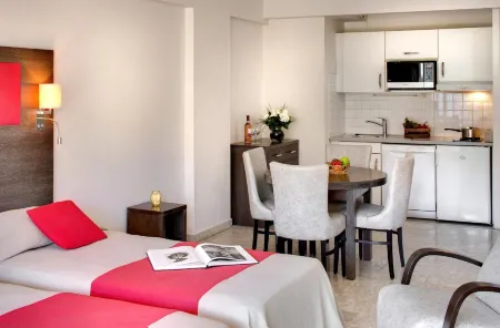 The Originals Résidence, les Strélitzias Отели рядом со станцией Antibes train station