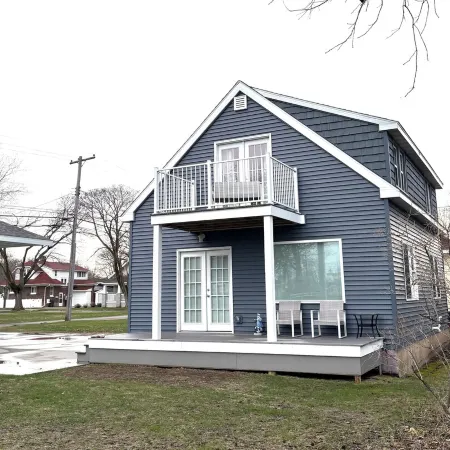 Charming Full Home in Downtown Escanaba – Walk to Beach, Park, and Marina! Отели в г. Эсканаба